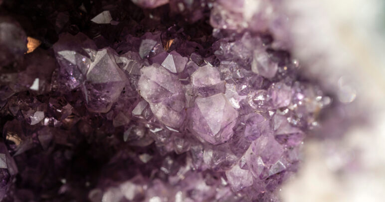 Eine Nahaufnahme von Amethystkristallen, die in ihrer natürlichen Schönheit und Vielfalt abgebildet sind.