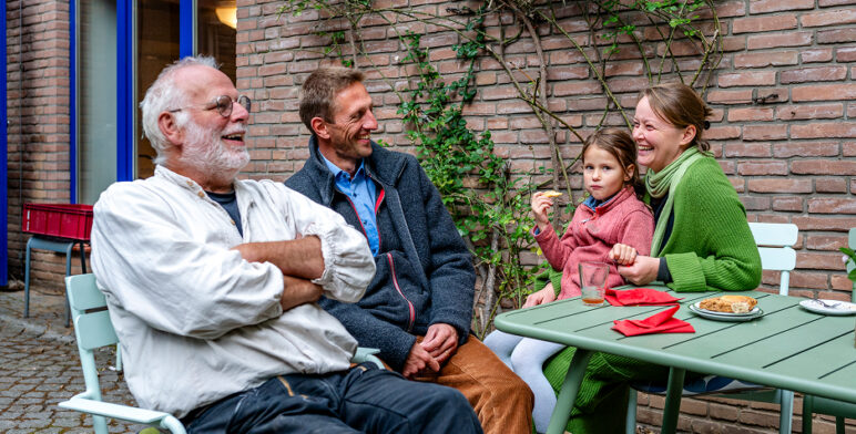 Gruppe von Menschen im Garten