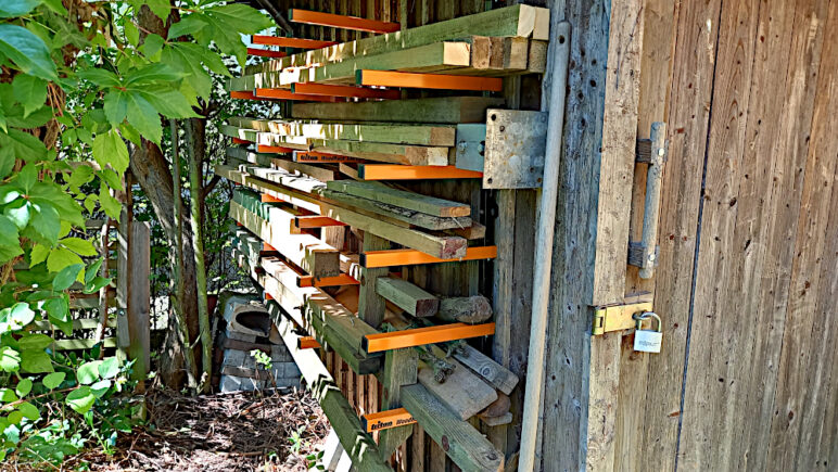 Das Bild zeigt die neue Lagerung unserer Hölzer an der Südseite des Gartenschuppens