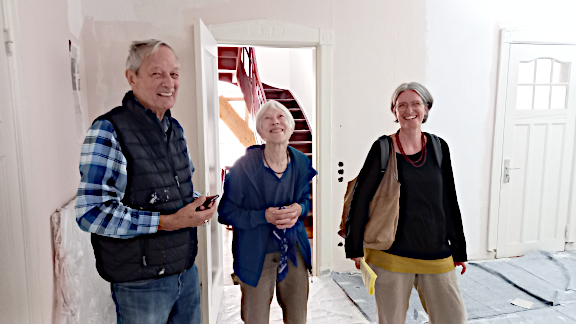 nach der Begutachtung des Anstrichs im Vortragsraum und der Probeanstriche im Foyer