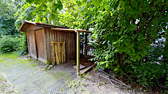 6.8.2025: Der Fahrradunterstand ist fast fertig