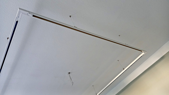 19.8.2025: Lichtschienen im Vortragsraum sind montiert