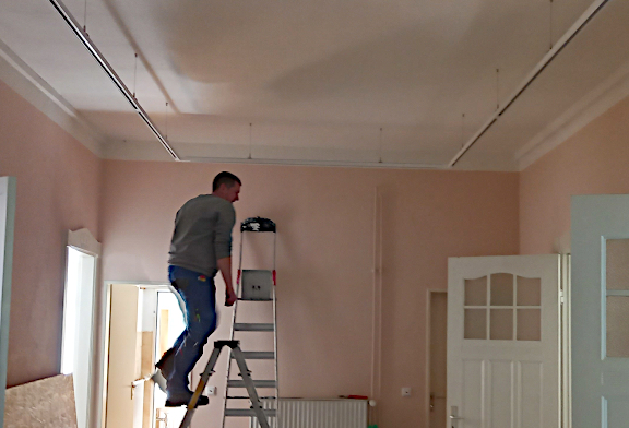 Montage der zweiten Lichtleiste im Foyer