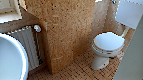 28.8.2025: Rohre im Damen WC sind verkleidet