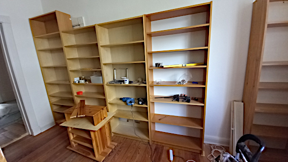 3.9.2025: Regale werden in neuer Bücherstube montiert