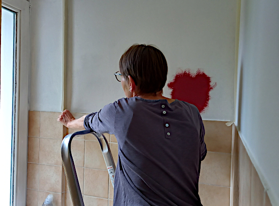 10.9.2025: Das Damen WC bekommt an einer Wand kräftige Farbe
