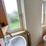 Rohrabdeckung im Damen-WC ist fertig gestrichen