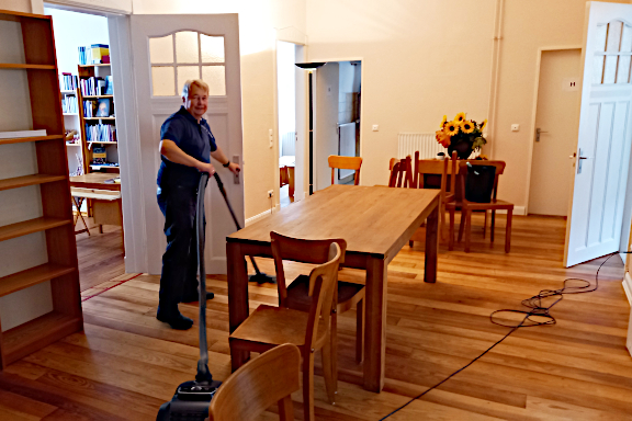 Reinemachen für den Vortragsabend im Foyer