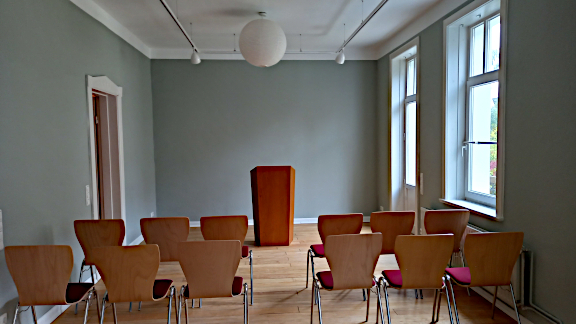 Der Gemeindesaal erwartet den ersten Vortrag