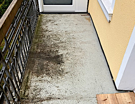 Balkon im Obergeschoss vor dem Abschleifen