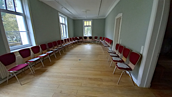 eine mögliche Bestuhlung im Gemeindesaal