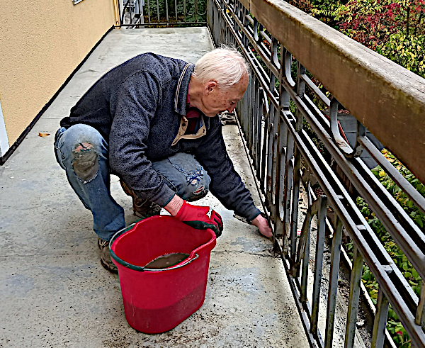 Handarbeit dort, wo die Maschine nicht hinkommt