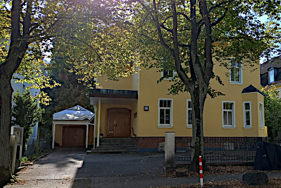 Gemeindehaus im Herbst