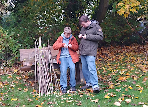 Stöcke für Laternen schnitzen