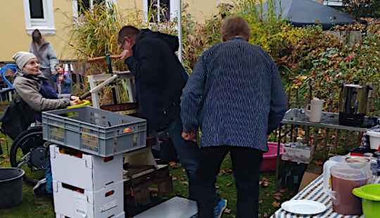 Stand mit der Apfelpresse und alkoholfreiem Apfelpunsch
