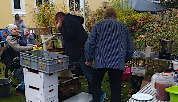 Stand mit der Apfelpresse und alkoholfreiem Apfelpunsch