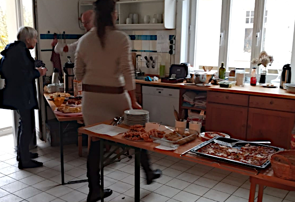 Das Buffett in der Küche (mit zwei Suppen)