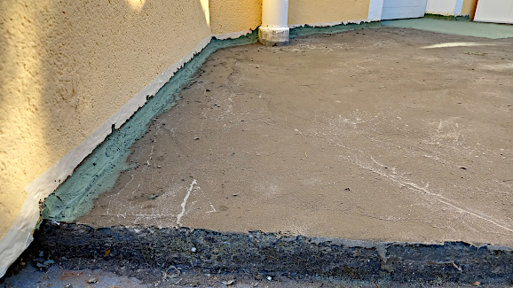 Dichtungsmasse ist auf den Weiheraum-Balkon aufgetragen