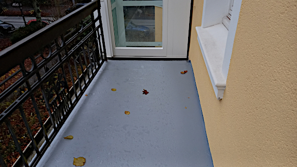 Der Erstanstrich des Gemeindesaal-Balkons