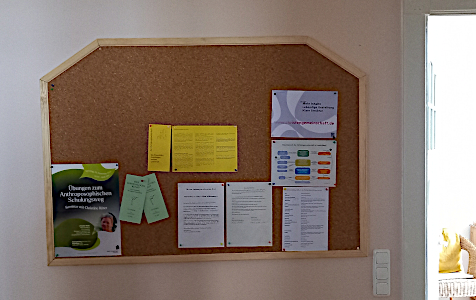 Die Pinnwand im Foyer ist aufgehäng und in Betrieb